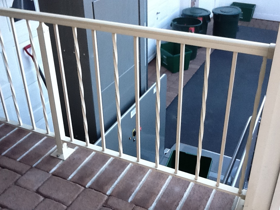 Aluminum Railing with Alternating Square/Twist Spindles & Crossover Brackets