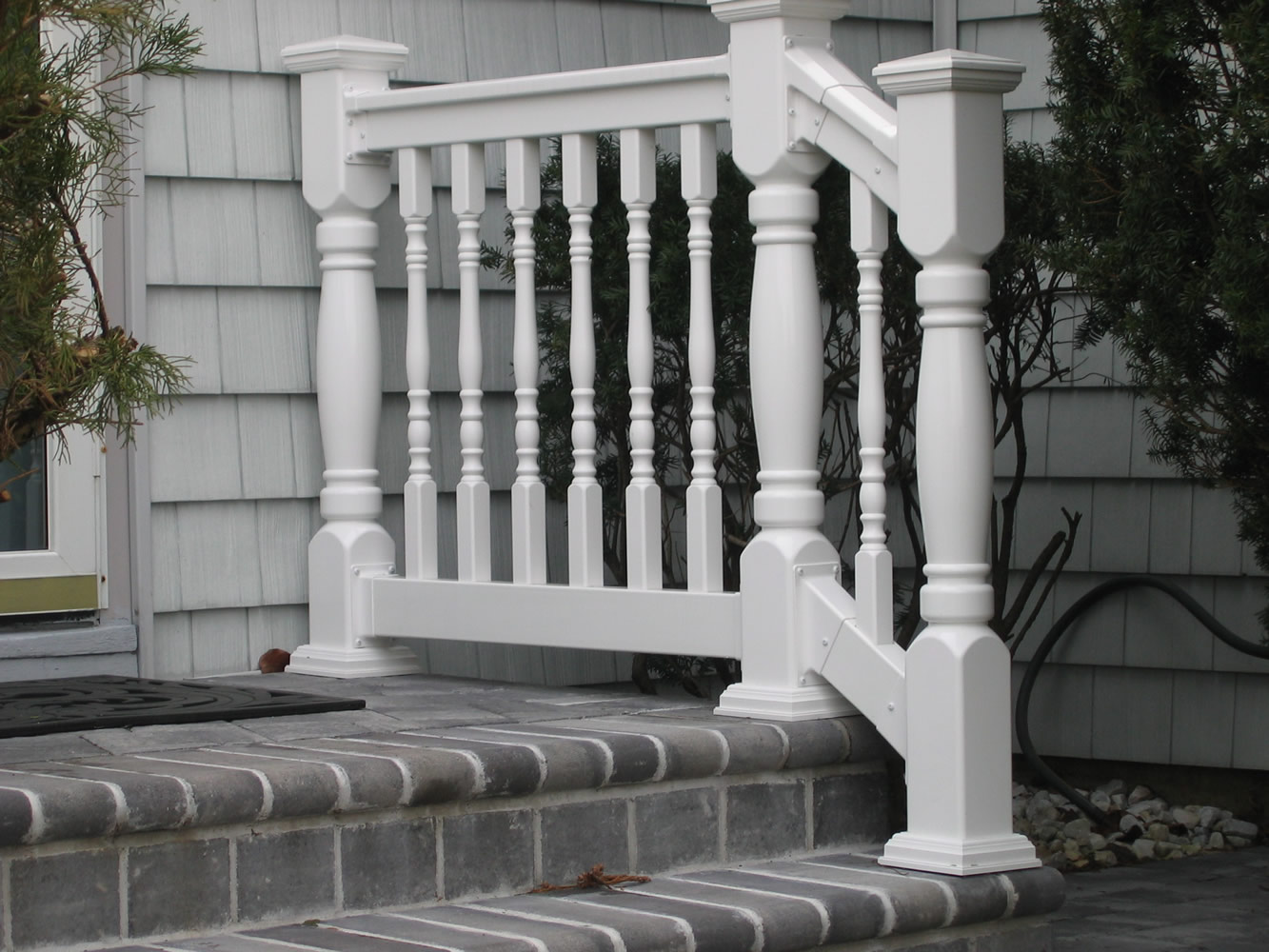 Reno Style PVC Railing with T-rail Tops and Heritage Colonial Posts