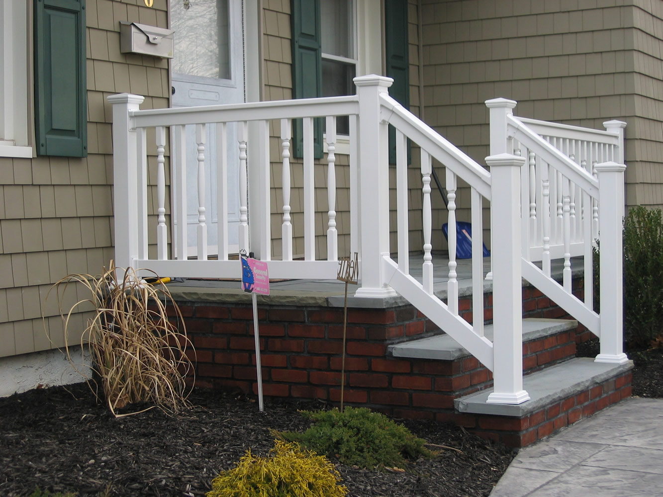 PVC Railing with T-rail Tops and Alternating Square and Colonial Spindles